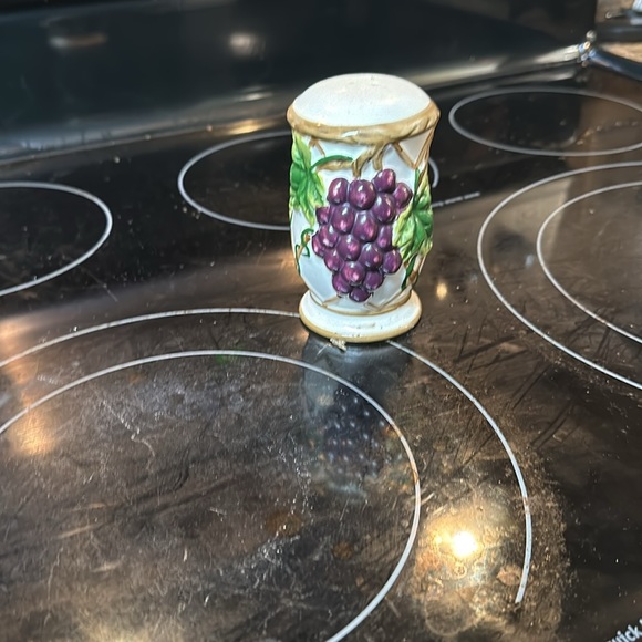 Salt and pepper shakers - Picture 2 of 2